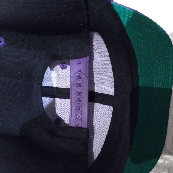 Forest awakening snapback in black and purple. Adjustable back - Picture 5 of 11